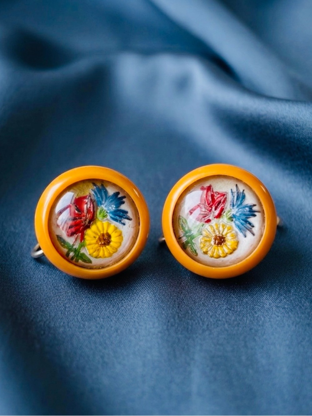 VTG 1940s BAKELITE Rev Carved Painted Flower Bouquet Screw Back Button Earrings